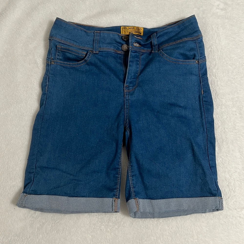 “Butt lifting” Jean shorts that have all the right stretch to hug your curves!